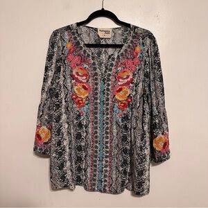 Savanna Jane Embroidered Snakeskin Bell Sleeve Tunic Top size Medium